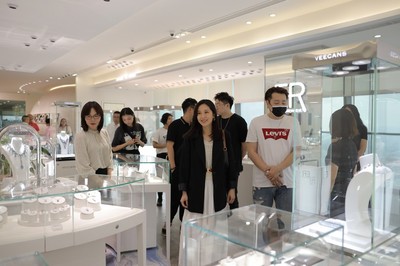 知名女星唐詩詠到訪永富集團(tuán)，珠寶首飾零售引關(guān)注